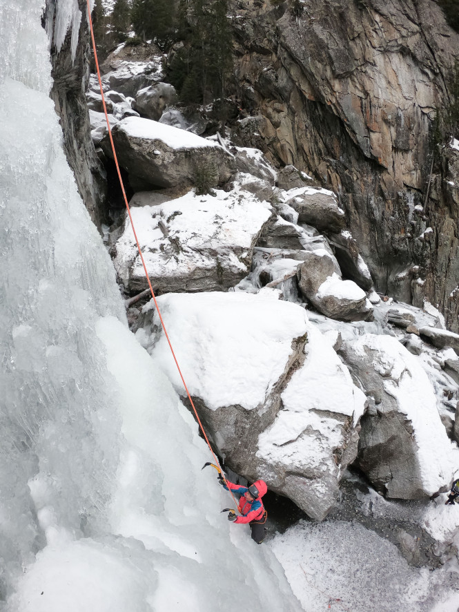 evolution2-ice-climbing-activity-winter